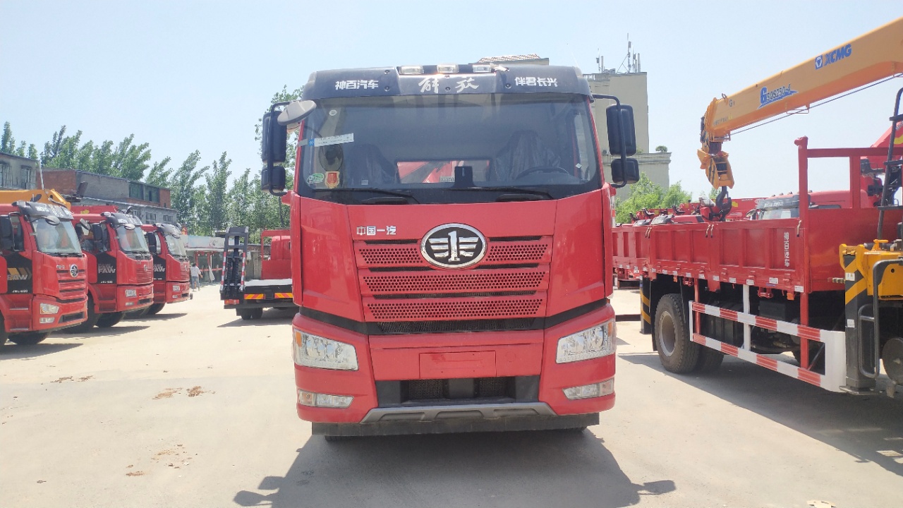 国六解放J6P随车吊牵引车