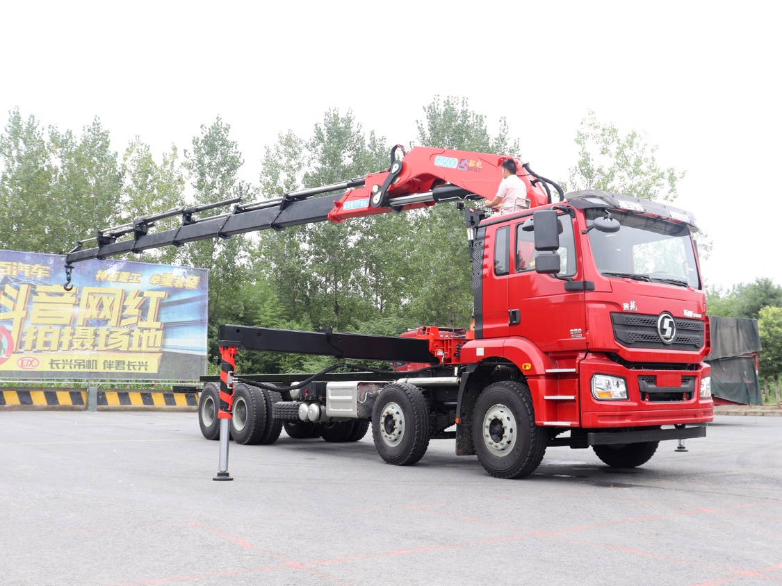 陕汽德龙新M3000前四后八，上装邵起25吨折臂吊