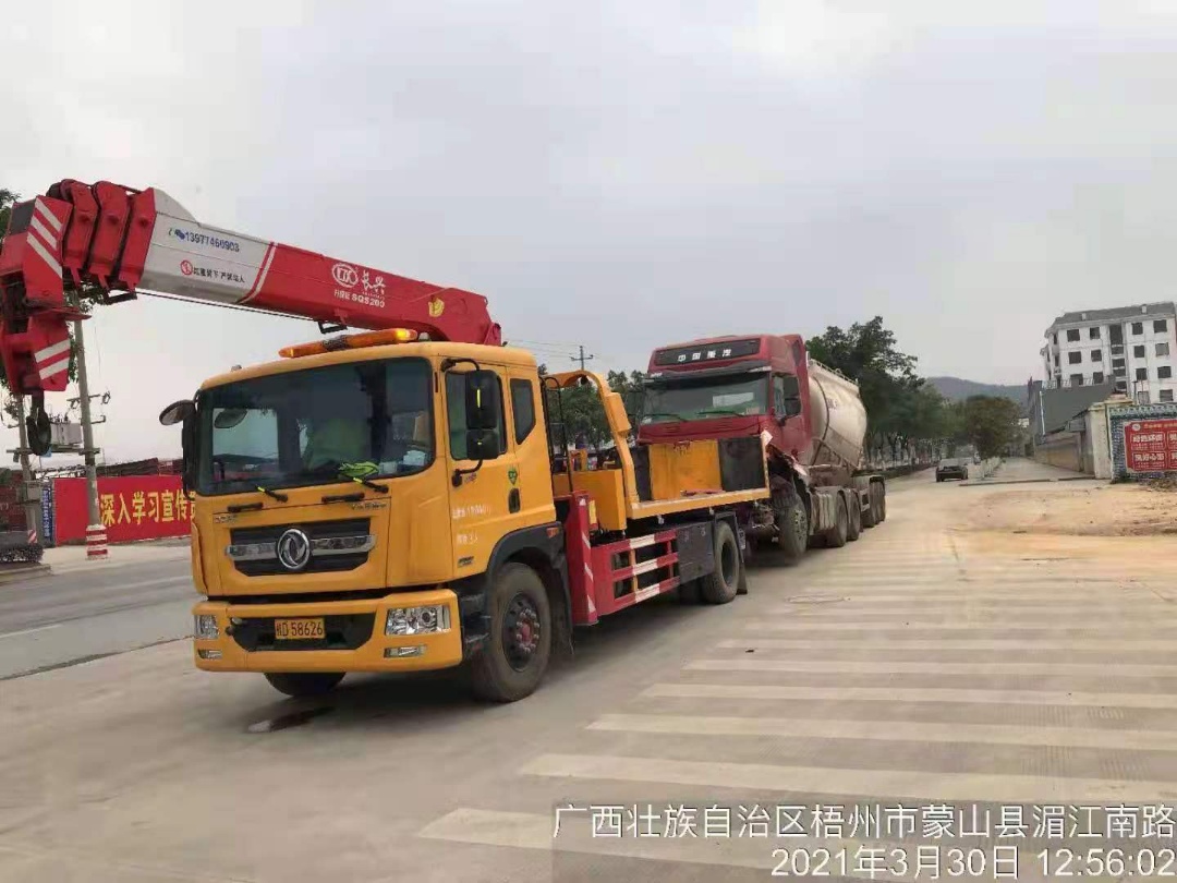 清障东风多利卡D9排半，上装长兴8吨直臂式吊机（清障带吊）