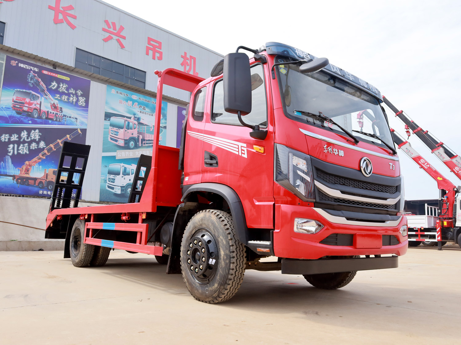 东风华神T3排半平板运输车